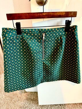 Chelsea28 Emerald Green & Gold Patterned Mini Skirt with Back Zip Closure Size M